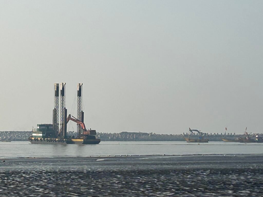 konkan fishing harbour boats maharashtra coast